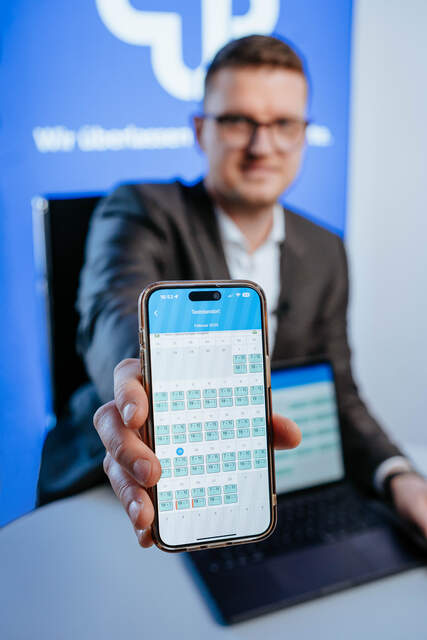 Effizient organisiert – digital unterstützt Mit einem Klick präsentiert der Mitarbeiter die digitale Lösung, mit der das Team ausgestattet ist.